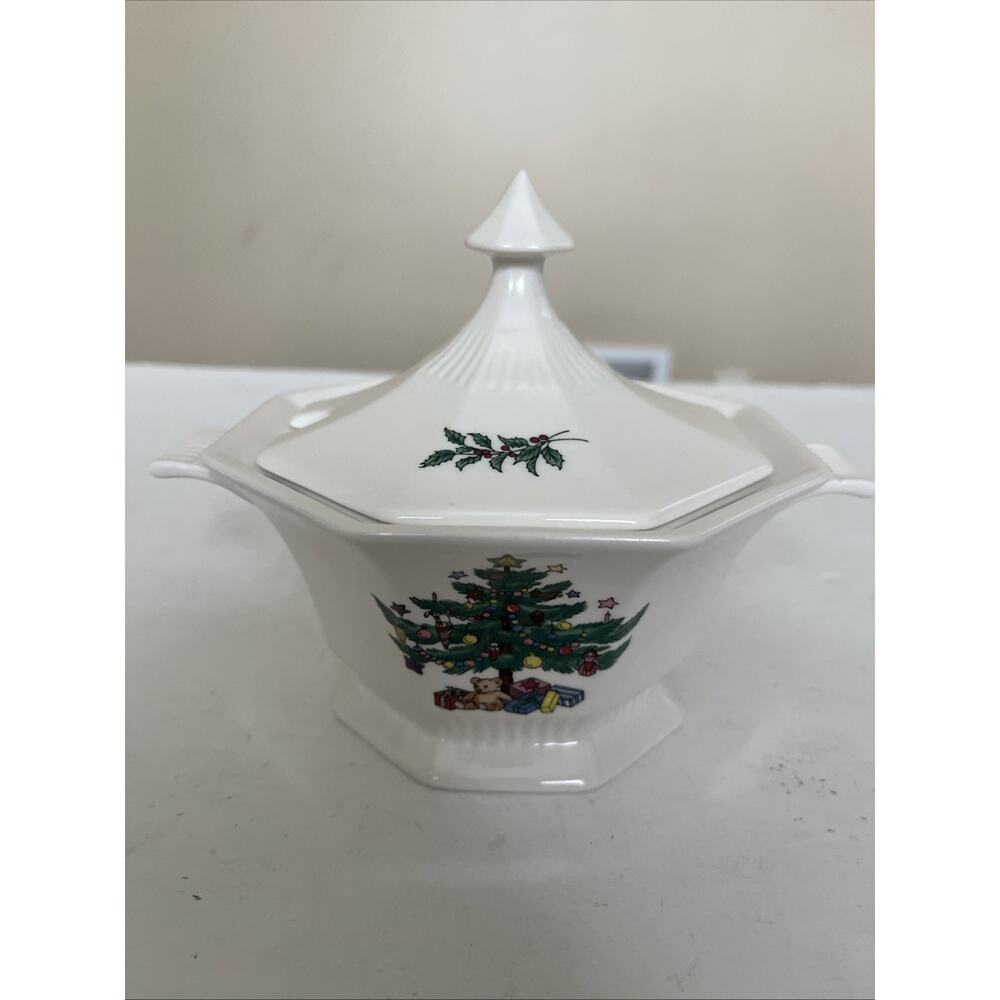 NIKKO CHRISTMASTIME GRAVY/SAUCE BOAT AND LID EXCELLENT!! - Picture 4 of 10